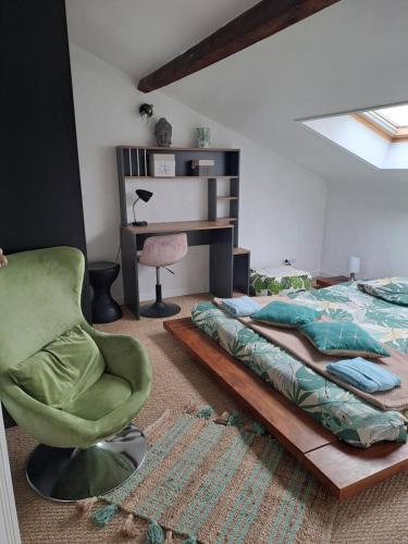 une chambre avec un lit, une chaise et un bureau dans l'établissement Atypique Saumur 80 m2 joli appartement 2 à 7 pers familial rénové entier 3 chambres hyper centre, à Saumur