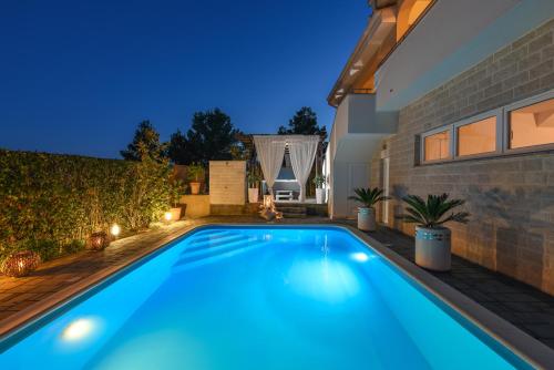 Galeriebild der Unterkunft Sea view Villa Bella with Private heated pool in Pridraga