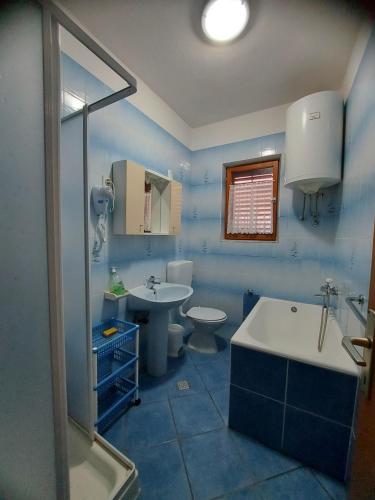 łazienka z wanną, umywalką i toaletą w obiekcie ANTE Accommodation w mieście Seline