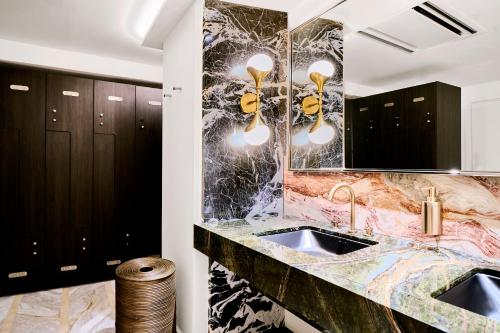 Dapur atau dapur kecil di Carlton Cannes, a Regent Hotel