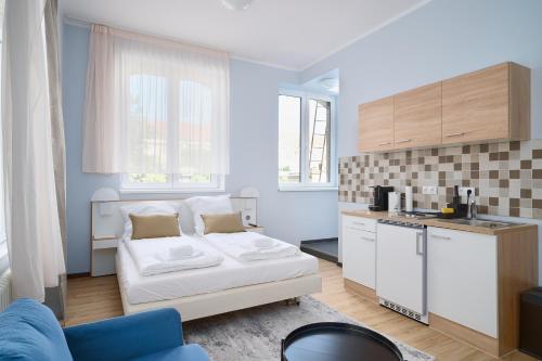 sala de estar con sofá y cocina en Elys Aparthotel in Leipzig - Vollausgestattete Apartments mit Netflix, en Leipzig
