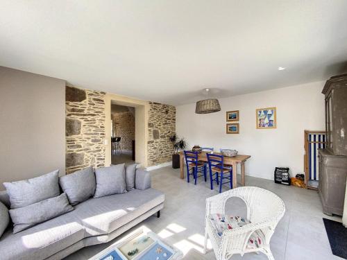 un salon avec un canapé et une table dans l'établissement Ker Avel Maison Bretonne, à Quiberon