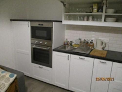 une cuisine avec un évier et une cuisinière dans l'établissement Bandol - City Center - Small One Bedroom Flat, à Bandol