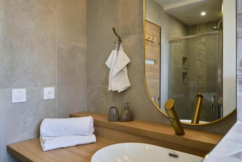 une salle de bain avec un lavabo et un miroir dans l'établissement T2-spacieux-lumineux, à Mons-en-Baroeul