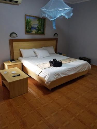 ein Schlafzimmer mit einem Bett und einem Rucksack darauf in der Unterkunft CROWN HOTEL INTERNATIONAL in Lilongwe