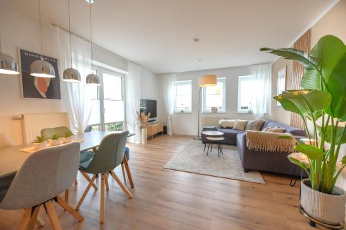 a living room with a couch and a table at Eigene Sauna 2 Schlafzimmer sehr zentral WinterbergHome in Winterberg