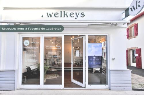 a store front with a sign that reads walkleys at Villa des Sables - Welkeys in Seignosse