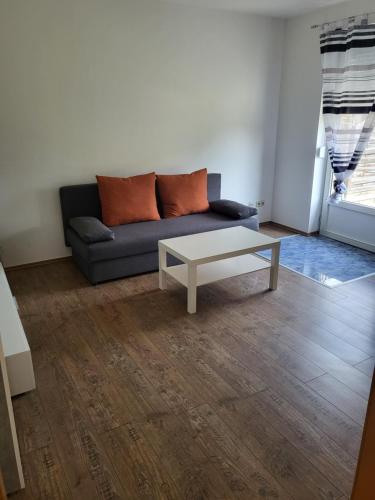sala de estar con sofá y mesa de centro en Monteur Apartments, en Fohnsdorf