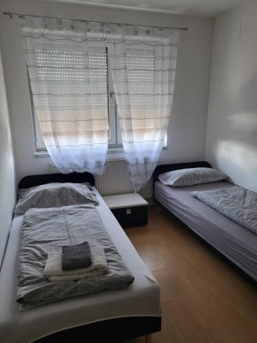 En eller flere senger på et rom på Monteur Apartments