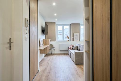 un salon avec un canapé et une table dans l'établissement T2-spacieux-lumineux, à Mons-en-Baroeul