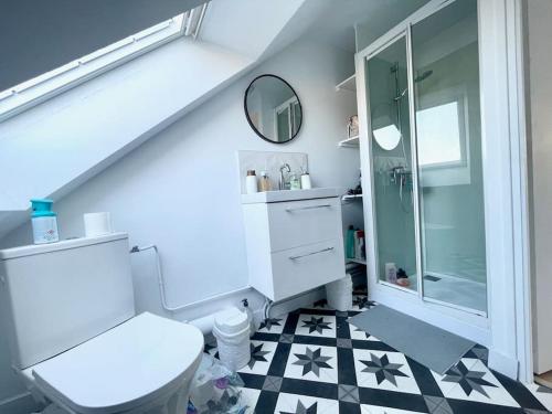 une salle de bain blanche avec toilettes et douche dans l'établissement T5 lumineux - balcon - parking - linge inclus, à Vannes