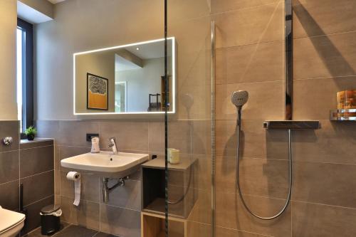 y baño con lavabo y ducha. en Moderne Studio-Wohnung, en Gersthofen