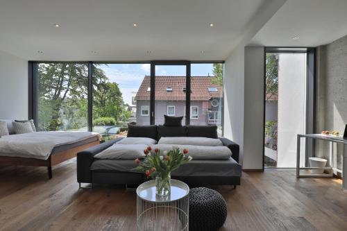 een woonkamer met een bank en een tafel bij Moderne Studio-Wohnung in Gersthofen