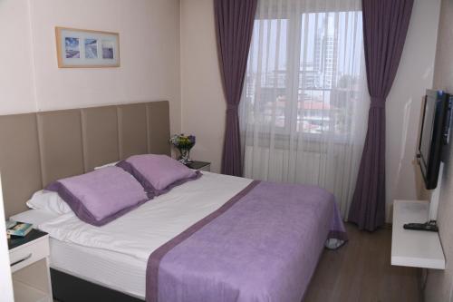 Ένα ή περισσότερα κρεβάτια σε δωμάτιο στο A Hotels & Suite