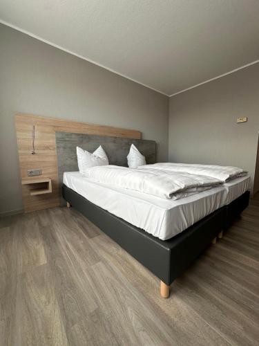 Ένα ή περισσότερα κρεβάτια σε δωμάτιο στο Rheinhessen Inn GmbH