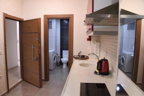 Η κουζίνα ή μικρή κουζίνα στο A Hotels & Suite