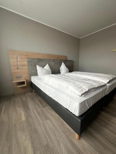 Ένα ή περισσότερα κρεβάτια σε δωμάτιο στο Rheinhessen Inn GmbH