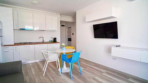 eine Küche und einen Tisch und Stühle in einem Zimmer in der Unterkunft Mamaia-Nord Boutique Apartments in Mamaia Nord – Năvodari