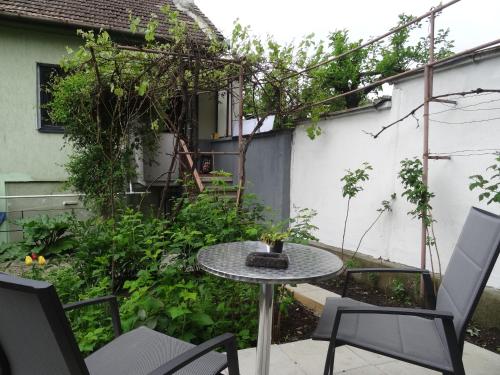 un pequeño patio con mesa y sillas en House with garden, en Sibiu