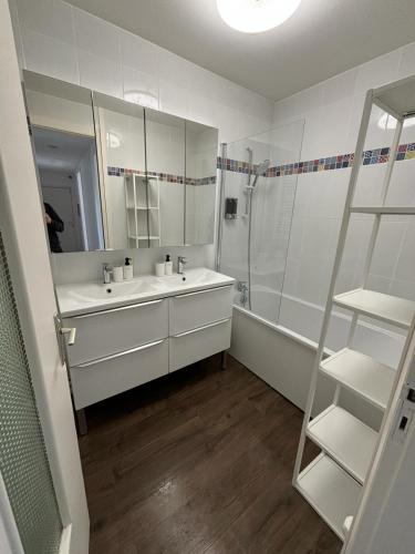 Et badeværelse på Le National Appartement centre-ville