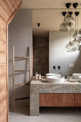 a bathroom with two sinks and a large mirror at Poczywaj in Jordanów