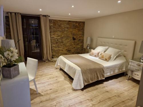 une chambre avec un lit et une table avec une chaise dans l'établissement A COSTA, à Venzolasca