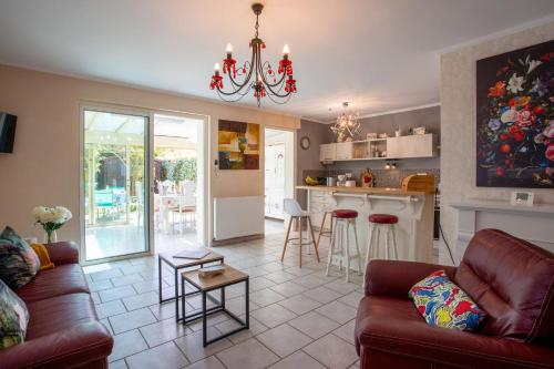 un salon avec un canapé et une cuisine avec une table dans l'établissement La Mouette, à Pornic