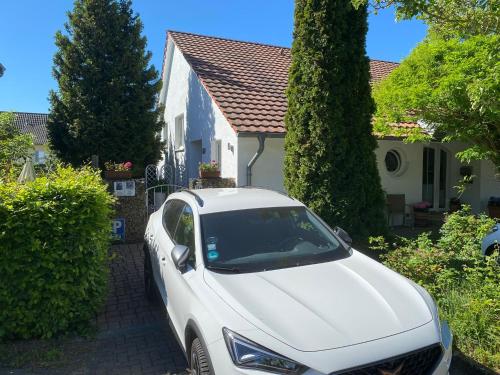 a white car parked in front of a house at Messewohnung Ferienwohnung in Hildesheim