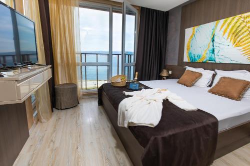 ein Hotelzimmer mit einem Bett und einem Waschbecken in der Unterkunft Paradiso Dreams Hotel in Nessebar