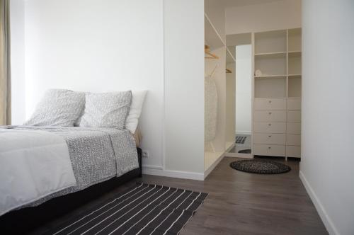 - une chambre avec un lit et un dressing dans l'établissement Montparnasse 1BDR, à Paris