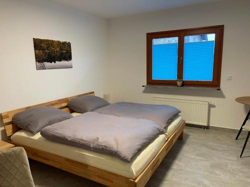 a bedroom with two beds and a window at Am Gallowayhof in Seehausen
