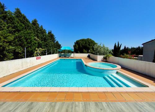 - une piscine avec une baignoire en haut dans l'établissement La Résidence Faraday, à Carcassonne