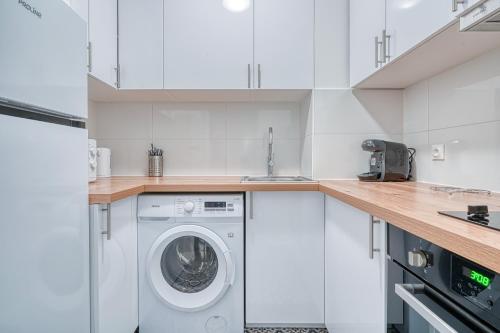 une cuisine blanche avec une machine à laver à l'intérieur dans l'établissement Le Métropolitain - Proche de Paris - 338B, à Nogent-sur-Marne