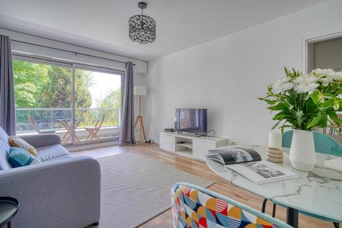 un salon avec une table en verre et un canapé dans l'établissement Le Métropolitain - Proche de Paris - 338B, à Nogent-sur-Marne