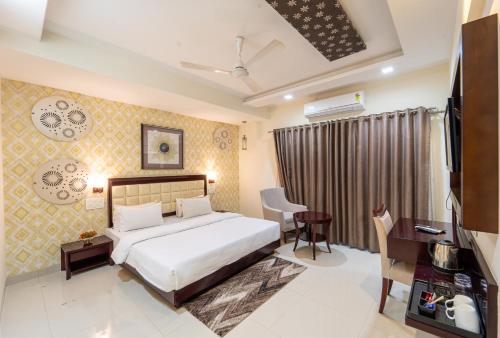 Habitación de hotel con cama y escritorio en Hotel Krishna Inn, Aurangabad, en Aurangabad