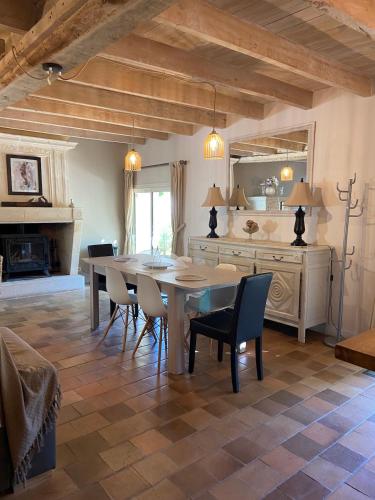 une salle à manger avec une table et des chaises dans l'établissement La Maison des Coteaux, à Chadenac