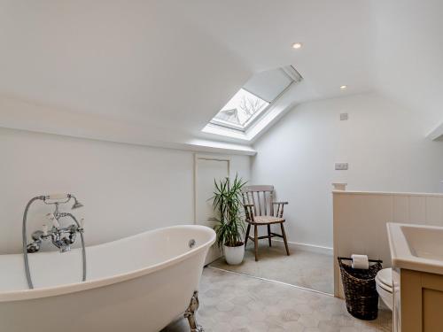 A bathroom at 2 Bed in Northallerton 82411