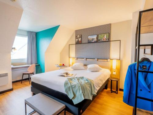 una habitación de hotel con una cama grande en una habitación en ibis Paris Vanves Parc des Expositions, en Vanves