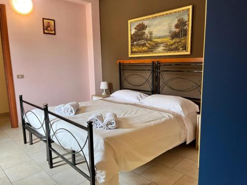 Un pat sau paturi într-o cameră la 6 bedrooms villa with private pool enclosed garden and wifi at Enna
