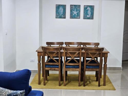 een houten eettafel en stoelen in een kamer bij Coronado North Coast Chalet Sea view for Families Only in El Dab‘a