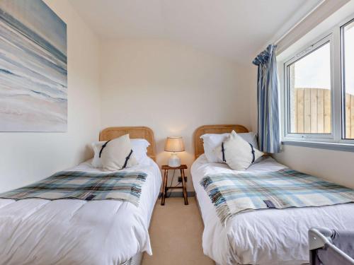 - 2 lits jumeaux dans une chambre avec fenêtre dans l'établissement 3 Bed in Montrose 90784, à Inverkeilor