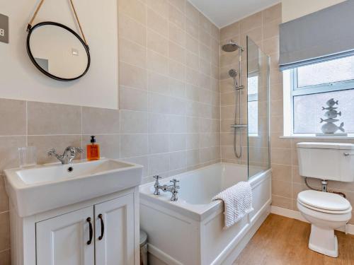 La salle de bains est pourvue d'un lavabo, de toilettes et d'une douche. dans l'établissement 3 Bed in Montrose 90784, à Inverkeilor
