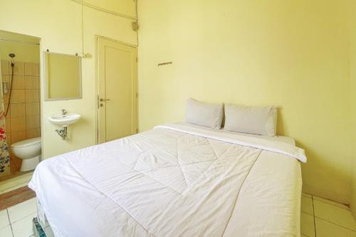Ένα ή περισσότερα κρεβάτια σε δωμάτιο στο RedDoorz near Soekarno Hatta Airport 3