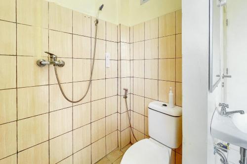 Ένα μπάνιο στο RedDoorz near Soekarno Hatta Airport 3