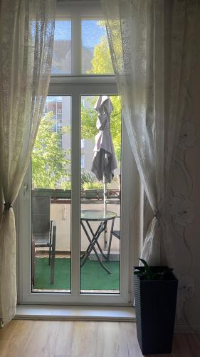 - une porte donnant sur une terrasse avec une table à l'extérieur dans l'établissement Appartement am Tegeler See, à Berlin