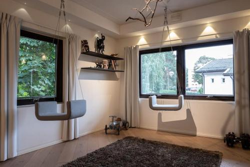 Μια τηλεόραση ή/και κέντρο ψυχαγωγίας στο Unique Home in Helsinki With Sauna and Hot Tub
