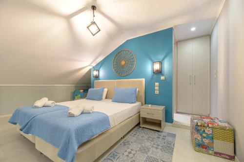 una camera con letto e pareti blu di Pearl Luxury Living a Laganas