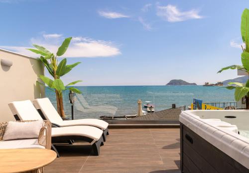 um deque com cadeiras e vista para o oceano em Pearl Luxury Living em Laganas