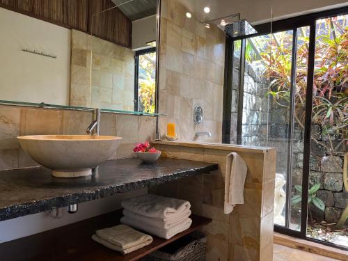 Bilik mandi di Tropical Villas - Pointe d'Esny