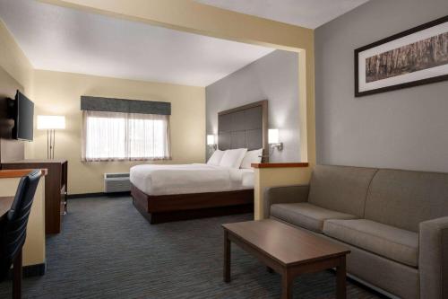 Una cama o camas en una habitación de Wingate by Wyndham Appleton